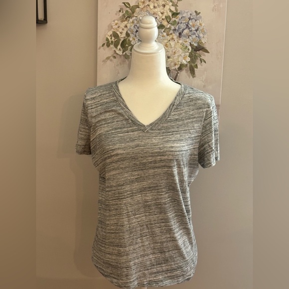 PINK Victoria's Secret Tops - 💗CLOSET CLEAR OUT💗
PINK Grey T Shirt 🩶
Size Medium